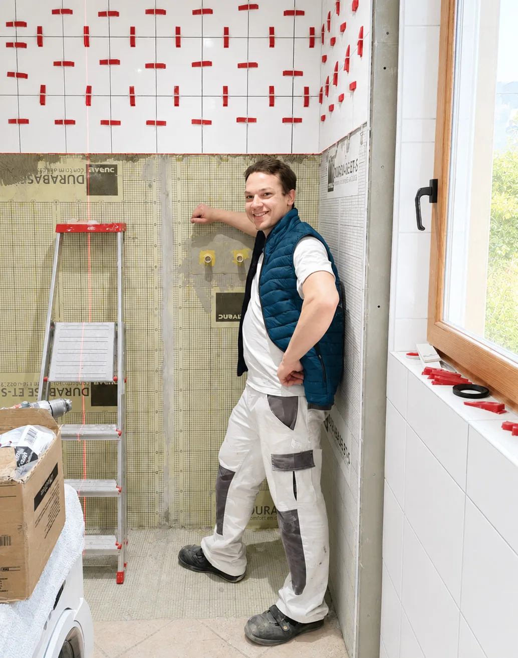 Julian Hathazi von Fix & Form beim Badumbau in Coswig