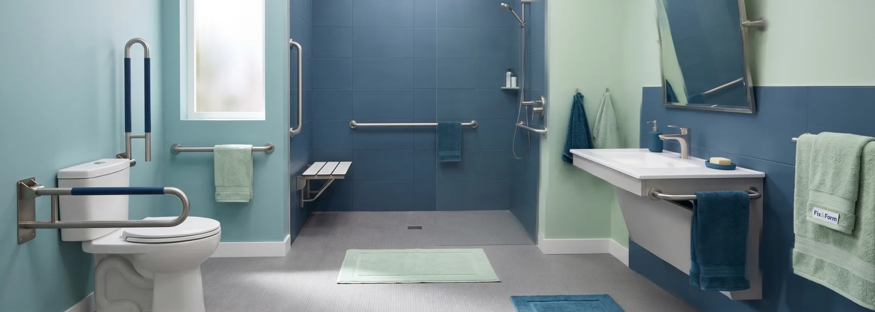 Komplett barrierefreies Badezimmer mit bodengleicher Dusche, Haltegriffen, Duschsitz und unterfahrbarem Waschtisch